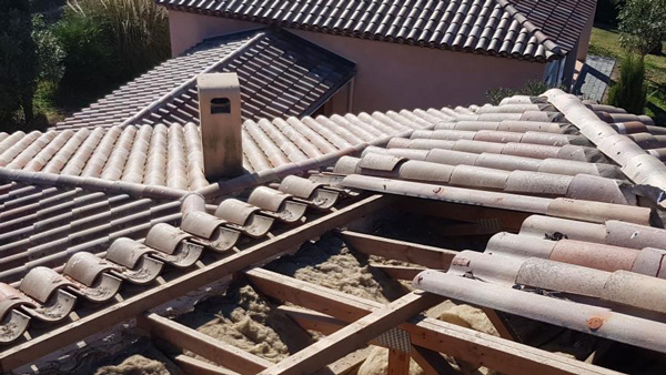 Équipe de couvreurs charpentiers pour rénovation et construction de structure en bois à Fréjus et Cogolin (83)